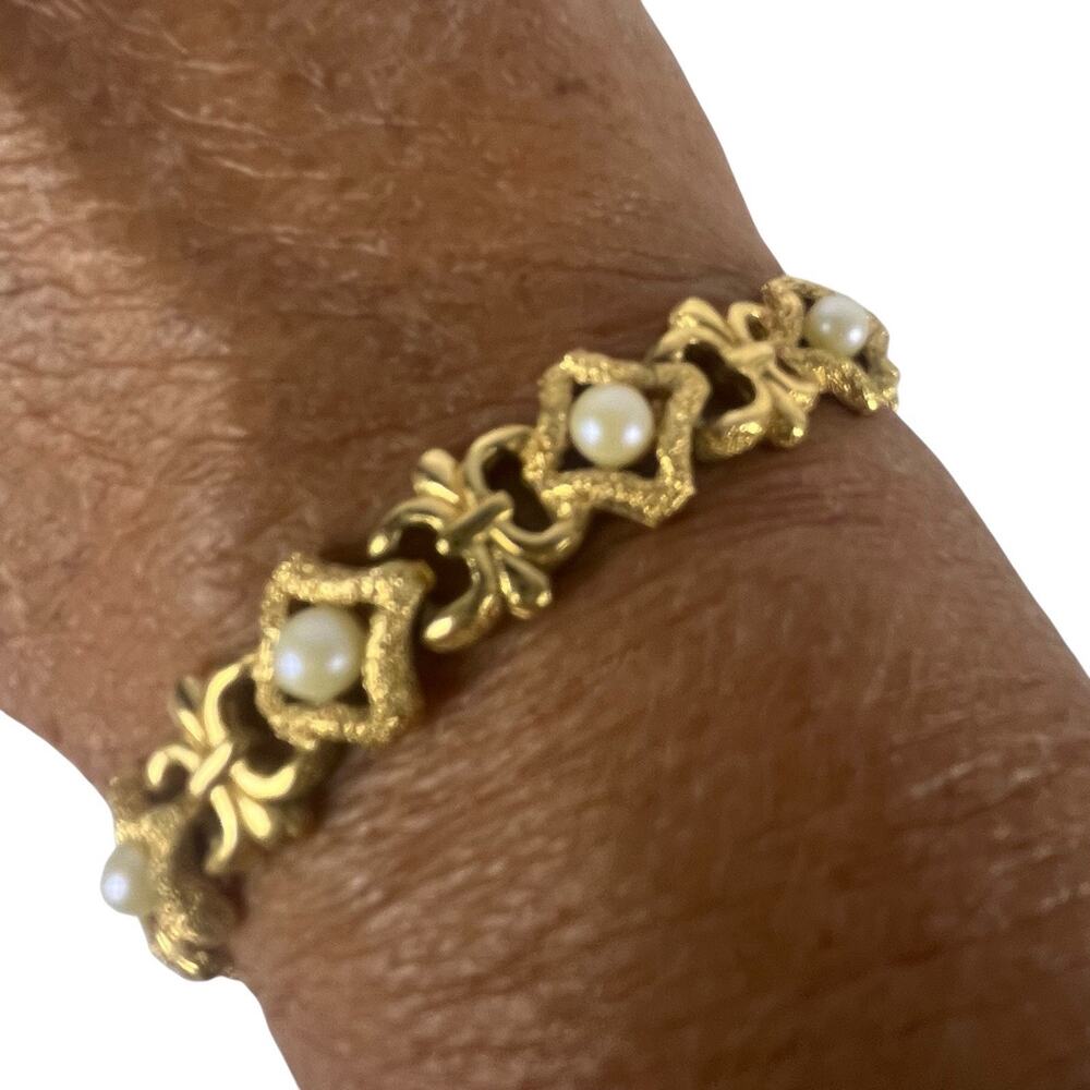 Vtg Mid Century Gold Tone Faux Pearl Fleur De Lis Gate Link Texture Bracelet 7.5